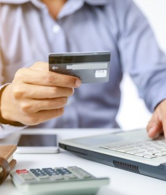 Как с кредитки снять деньги без комиссии?