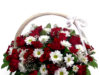 Композиции из живых цветов в корзине