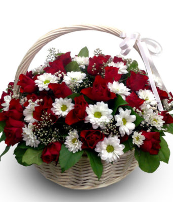 Композиции из живых цветов в корзине