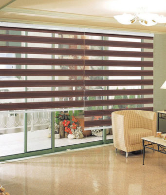 Установка ролетов день-ночь на окна рулонные шторы