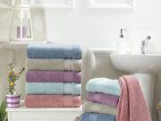 Стильная ванна с однотонными махровыми полотенцами