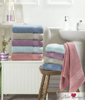 Стильная ванна с однотонными махровыми полотенцами