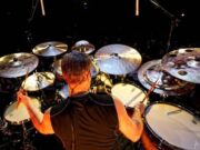 Учимся играть на барабанах в школе Соломрия