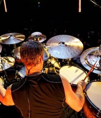 Учимся играть на барабанах в школе Соломрия