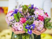 Доставка цветов на дом: оригинальный способ удивить человека