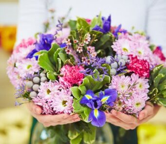 Доставка цветов на дом: оригинальный способ удивить человека