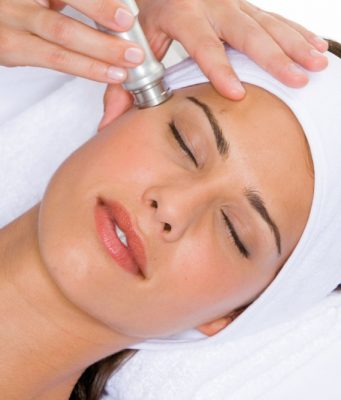 Чистка лица у косметолога: виды, плюсы и минусы