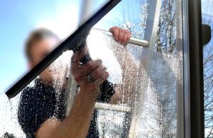 Правила безопасности и необходимое оборудование при мойке окон на высоте