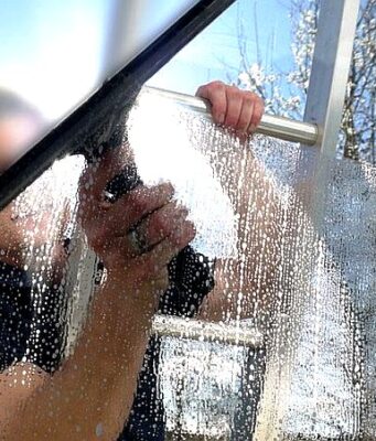 Правила безопасности и необходимое оборудование при мойке окон на высоте