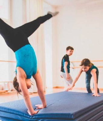 Акробатика для детей: Как развивать силу, гибкость и уверенность с помощью увлекательных активностей