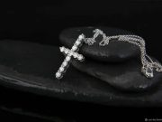 Ювелирные крестики с россыпью бриллиантов или крупными сольными камнями: что выглядит благороднее